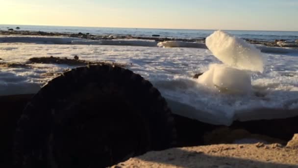 Pedazo de hielo se rompe en pedazos pequeños . — Vídeo de stock