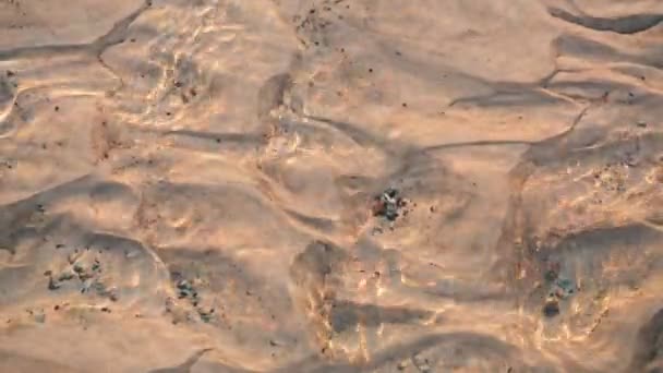 Sandstrand zusammen mit Wasser die Aussicht von oben. — Stockvideo