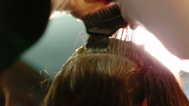 Friseur färbt dem Kunden die Haare. — Stockvideo