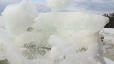 Küçük parçalar halinde kırık buz büyük yığın.