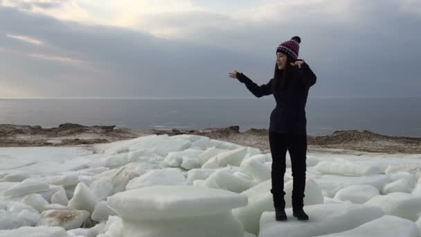 在冬天期间女孩精美舞蹈附近海湾. — 图库视频影像