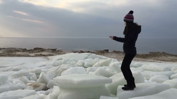 Meisje danst prachtig in de buurt van de Golf in de winterperiode. — Stockvideo