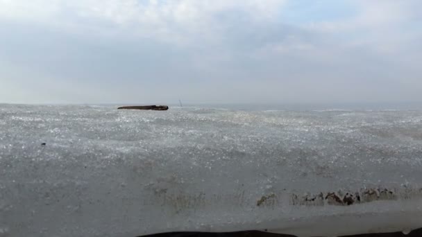 Kamera fällt unter eine Eisschicht und entfernt, was dort passiert. — Stockvideo