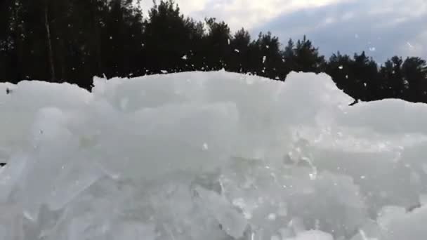 Grande pedaço de gelo quebrado em pequenos pedaços . — Vídeo de Stock