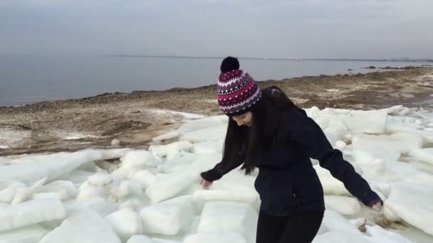 Meisje danst prachtig in de buurt van de Golf in de winterperiode. — Stockvideo