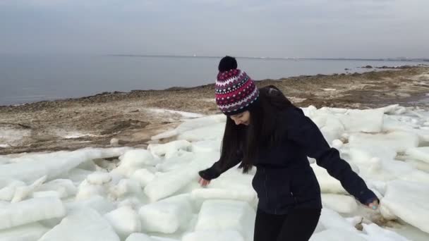 Девушка красиво танцует возле залива в зимний период . — стоковое видео