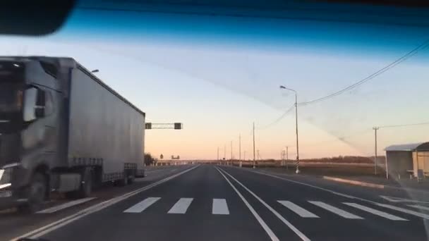 POV av att köra ner en lugnt landsbygden highway under kvällen på våren. — Stockvideo