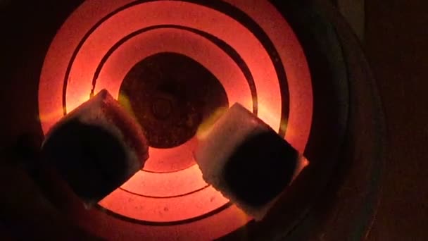 Спалювання вугілля для кальяну на спеціальній професійній плиті . — стокове відео