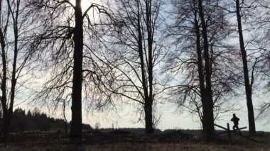 Sağdan sola park sokak boyunca bir atlet silüeti çalışır.