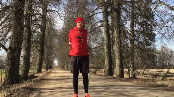 Hombre el atleta hace ejercicios al aire libre antes de correr . — Vídeos de Stock