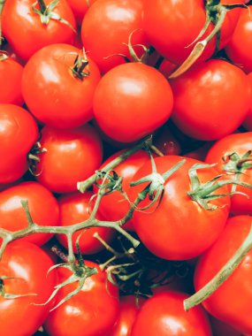 Arka plan ile pazarda taze kırmızı domates.