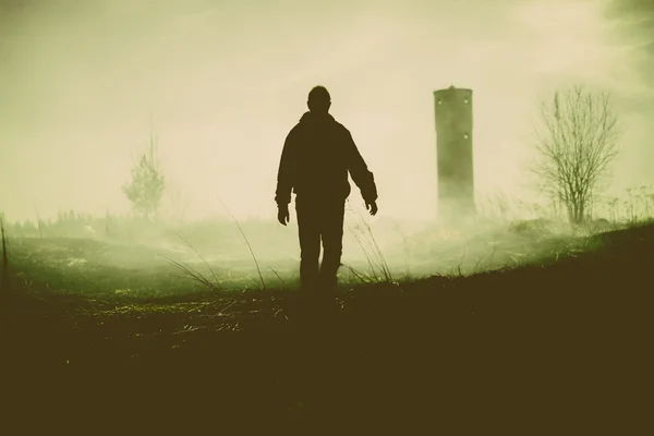 Silhouette della persona che cammina e della torre . — Foto Stock