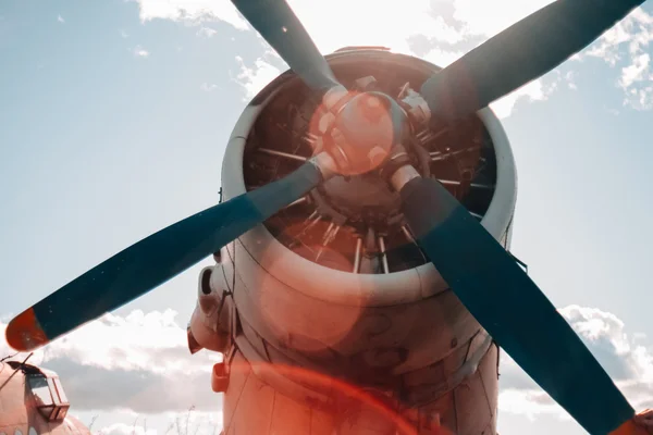 Vliegtuig propeller bottom-up-weergave. — Stockfoto