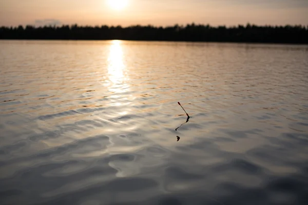 Acqua e bobber alla sera . — Foto Stock