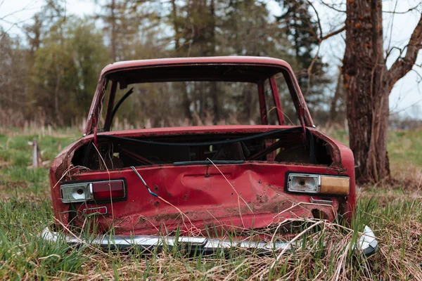 Rojo ruso viejo coche roto . —  Fotos de Stock