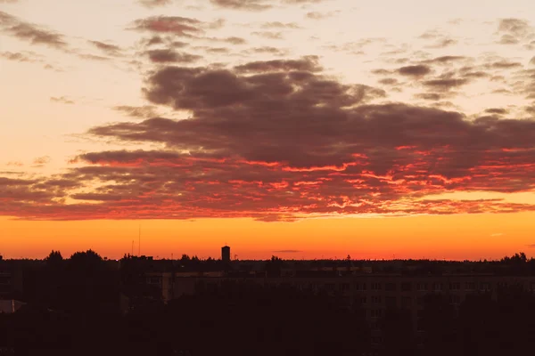 タワーのシルエットを背景に夕日とオレンジ色の空. — ストック写真