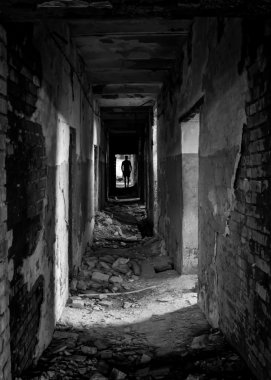 Bir adam koridor sonunda yok.