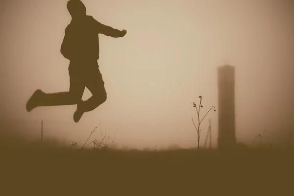 Silhouette der springenden Person am Abend. — Stockfoto