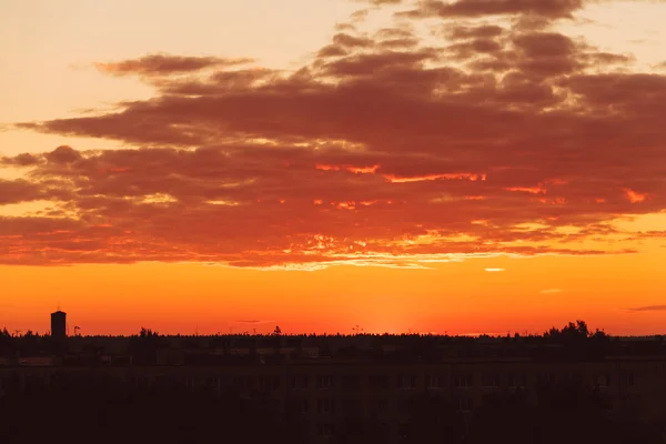 タワーのシルエットを背景に夕日とオレンジ色の空. — ストック写真