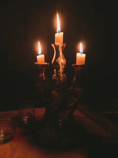 Candelabro en el que tres velas encendidas . — Foto de Stock