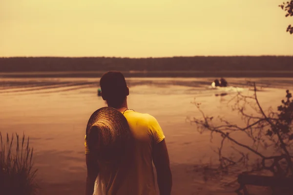Mann blickt auf den See von hinten. — Stockfoto