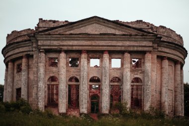 Büyük güzel binayı terk edilmiş.