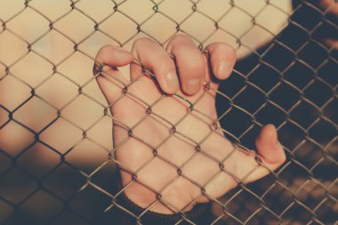 El örgü çit tutar.