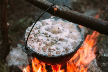 Doğada yanıyor havuçlu balık çorbası.