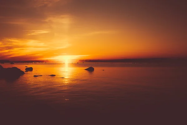 Beau coucher de soleil à l'horizon du golfe . — Photo