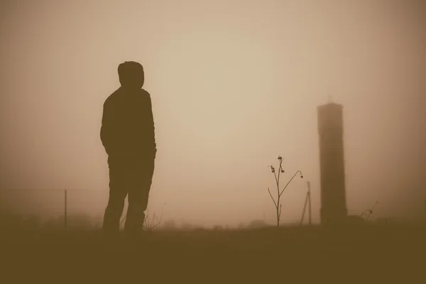 사람과 타워의 실루엣. — 스톡 사진