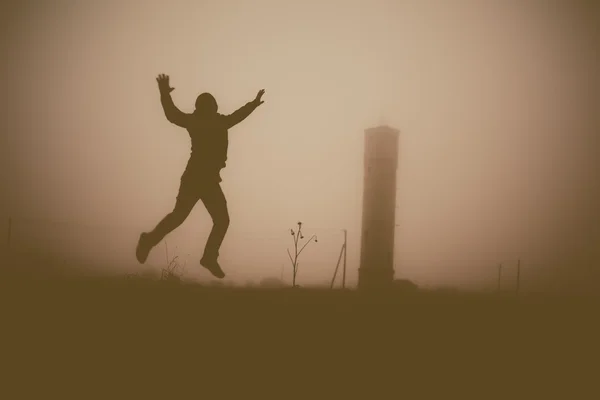 Silhouet van de springende persoon in de avond. — Stockfoto