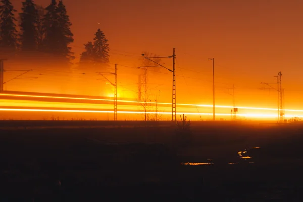 Los senderos ligeros del coche en la carretera por la noche . — Foto de Stock