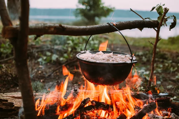 Fischsuppe zum Kochen in der Natur. — Stockfoto