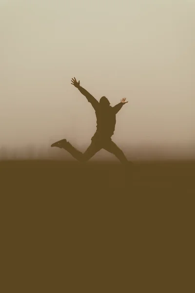 Silueta de la persona que salta . — Foto de Stock