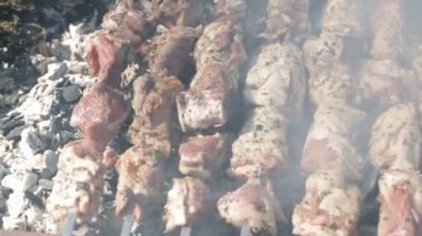 Şiş kebap kömürün üstünde hazırlar.