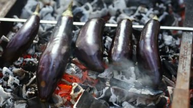 Patlıcan kömürün üstünde yemek vardır.