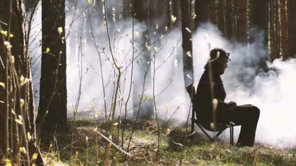 Stuhl Kosten im Wald der Menschen ist gekommen und hat sich auf ihn gesetzt. — Stockvideo