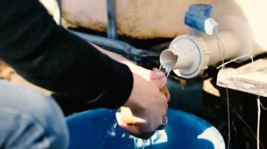 Ellerini patates içinde belgili tanımlık yarda yıka..