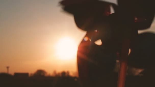 Windrad gegen Sonne. Windmühlensilhouette. — Stockvideo