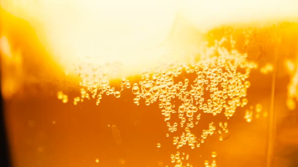 Burbujas de agua sobre fondo naranja . — Vídeos de Stock