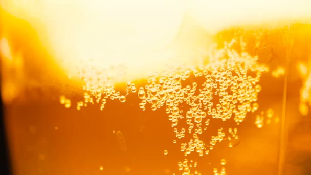 Bulles d'eau sur fond orange . — Video