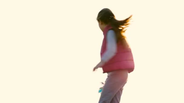 어린 소녀는 풍차와 함께 연주 그리고 여전히 참을 수 수영. — 비디오