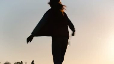 Küçük kız silüeti açık olduğundan ve yel değirmeni ile çalış.