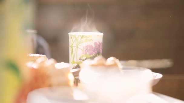 Bebida caliente en un vaso sobre una mesa festiva . — Vídeos de Stock