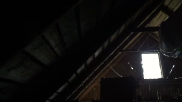 Vreselijke plaats binnen het houten gebouw dak. — Stockvideo