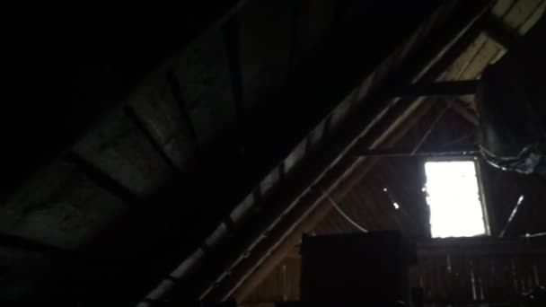 Terrible endroit à l'intérieur du toit du bâtiment en bois . — Video