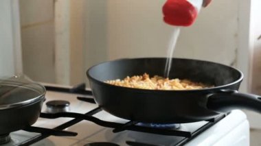 Tabak makarna ile tabağa ısıtılır ve tuzlu.