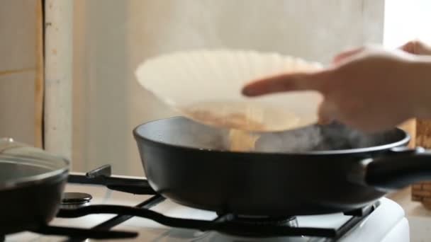 Plat avec des macaronis est déplacé d'une poêle dans une assiette . — Video