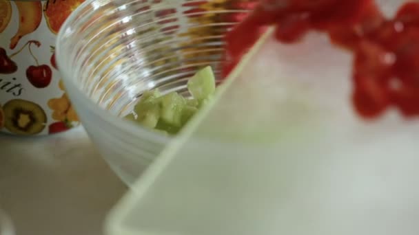 Gesneden kerstomaatjes verschuiving in een kom voor de salade. — Stockvideo