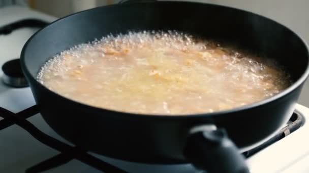 Skålen med makaroner i en kastrull kokar. — Stockvideo